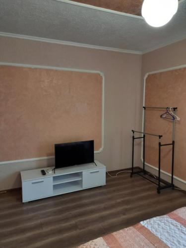 uma sala de estar com televisão numa mesa em Sima em Berehove