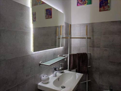 Een badkamer bij Lovely Apartment Piatti Duomo