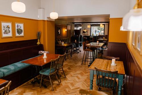 restauracja ze stołami i krzesłami oraz bar w obiekcie The Queens Chew Magna w Bristolu