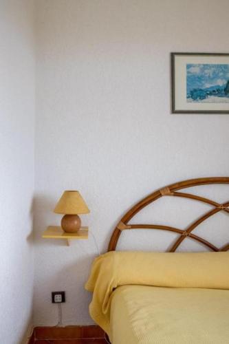 - une chambre avec un lit et une lampe sur un mur dans l'établissement Apartment With Sea View, à Six-Fours-les-Plages