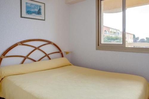 une chambre avec un lit et une fenêtre dans l'établissement Apartment With Sea View, à Six-Fours-les-Plages