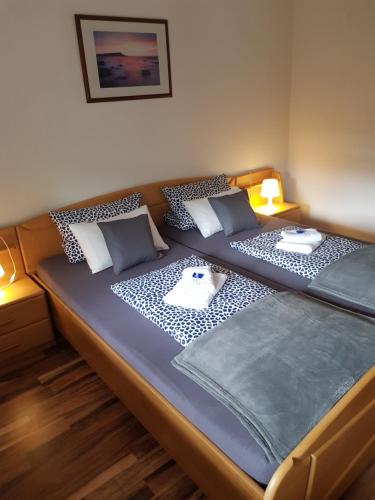 Ein Bett oder Betten in einem Zimmer der Unterkunft Ferienwohnung Diana