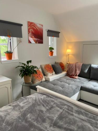 - un salon avec un canapé et un lit dans l'établissement JustB Edinburgh, à Édimbourg