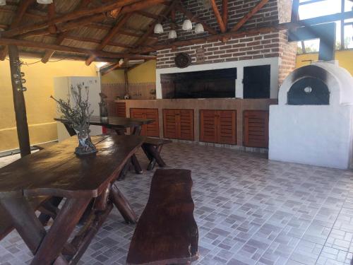 une grande chambre avec une table et un four dans l'établissement Cabañas el Pinar, à Huerta Grande