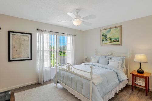 Кровать или кровати в номере Relaxing townhome condo with pool near family park