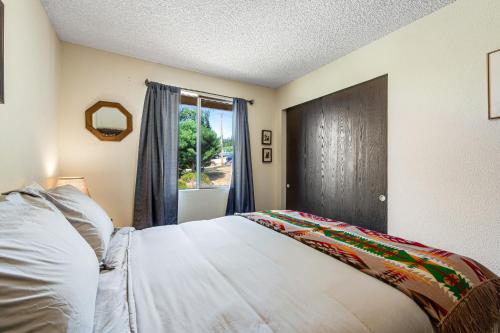 Ein Bett oder Betten in einem Zimmer der Unterkunft Sundown Memory Lane Cabin