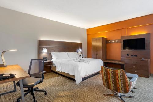 Pokój hotelowy z łóżkiem, biurkiem i krzesłami w obiekcie Holiday Inn Express Branson- Green Mountain Drive, an IHG Hotel w mieście Branson