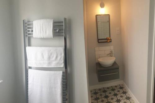 Ένα μπάνιο στο The Cube at No. 21. Modern & Stylish getaway.