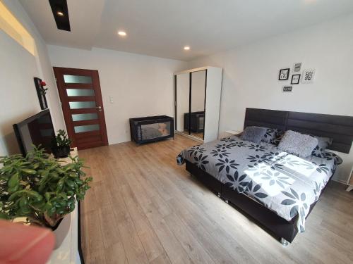 1 dormitorio con 1 cama y chimenea en Apartament Stronie Śląskie FOR REST en Stronie Śląskie