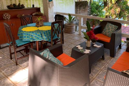 un patio con mesa, sillas, mesa y mesa en Shalpa surf villa, en La Libertad