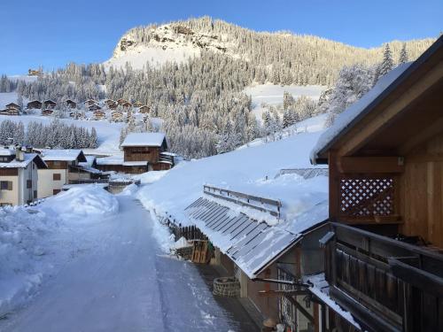 Ein allgemeiner Bergblick oder ein Berglick von der Ferienwohnung aus