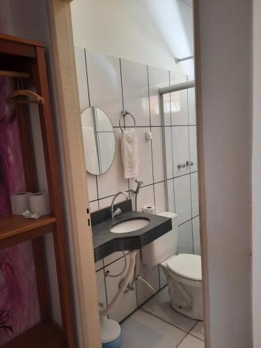 een badkamer met een wastafel en een toilet bij Cachoeiras Pé da Serra in São João Batista do Glória