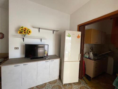 PizzoにあるVilla Oriettaのキッチン(白い冷蔵庫、シンク付)