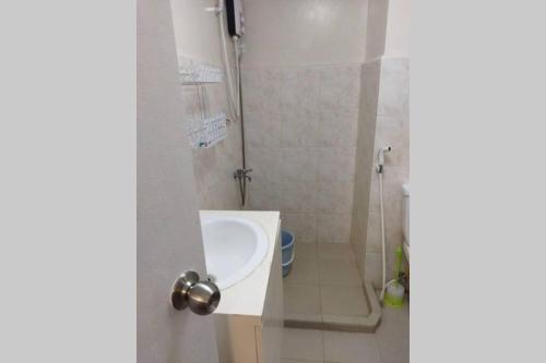 ein Badezimmer mit Waschbecken und Dusche in der Unterkunft Seawind Cozy 2Br Modern Scandinivian in Davao City