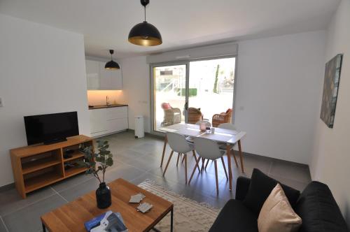 Fantastic Two-bedroom Apartment with garden near the beach