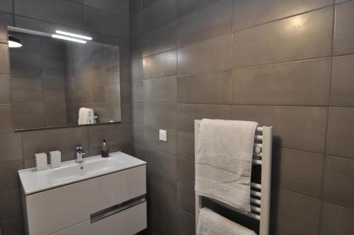 une salle de bain avec un lavabo et un miroir dans l'établissement Fantastic Two-bedroom Apartment - Le Jardin des Iles, à Antibes