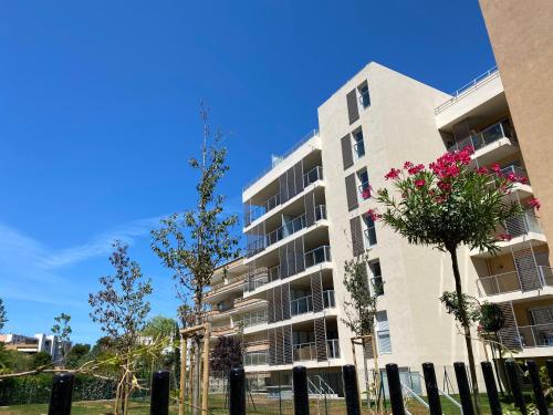 Fantastic Two-bedroom Apartment with garden near the beach