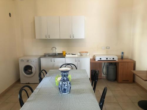 Ett kök eller pentry på Hostels Euro Mediterraneo
