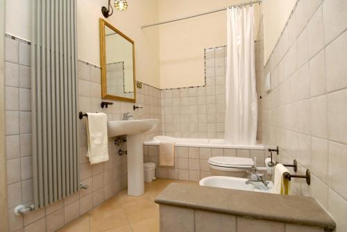 CannaraにあるAntica Dimora delle Acqueのバスルーム(洗面台、トイレ、鏡付)