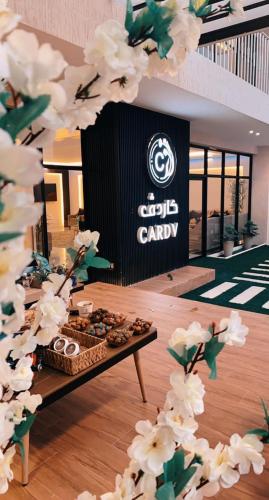 شاليه كاردڤ1 في الباحة: طاولة مع بوفيه من الطعام والزهور البيضاء