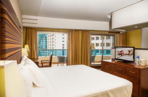 TV a/nebo společenská místnost v ubytování Hotel Plaza Juan Carlos
