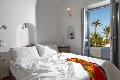 En eller flere senger på et rom på Aleria Villa Santorini