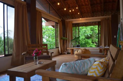 sala de estar con sofá, mesas y ventanas en Montezuma Hills - Two Houses in a private compound, en Montezuma