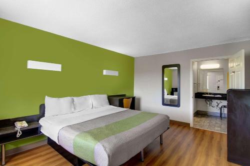 Katil atau katil-katil dalam bilik di Motel 6-Charles Town, WV
