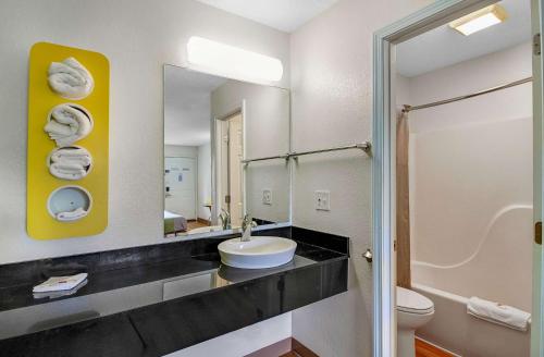 W łazience znajduje się umywalka i lustro. w obiekcie Motel 6-Charles Town, WV w mieście Charles Town