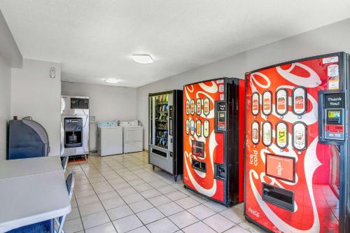 Dapur atau dapur kecil di Motel 6-Charles Town, WV