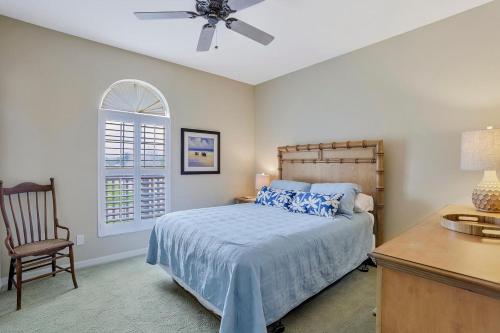 Ένα ή περισσότερα κρεβάτια σε δωμάτιο στο Florida-style home with pool and steps to beach