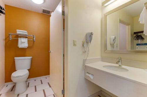 A bathroom at Quality Inn & Suites Keokuk North
