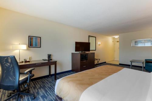 Ένα ή περισσότερα κρεβάτια σε δωμάτιο στο Quality Inn & Suites Keokuk North