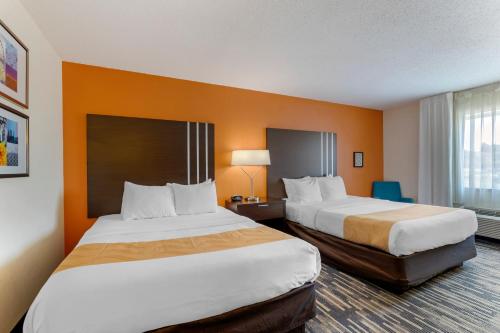 Ένα ή περισσότερα κρεβάτια σε δωμάτιο στο Quality Inn & Suites Keokuk North