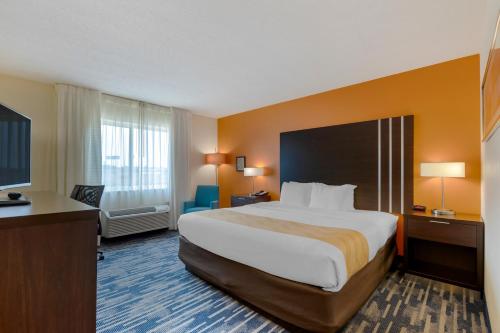 Ένα ή περισσότερα κρεβάτια σε δωμάτιο στο Quality Inn & Suites Keokuk North
