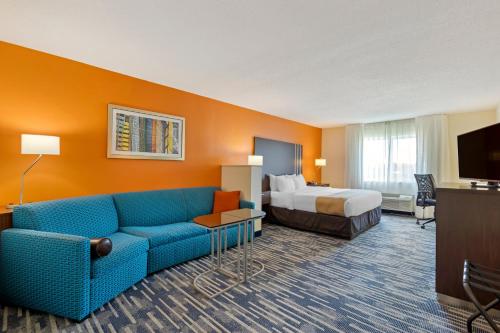 pokój hotelowy z łóżkiem i kanapą w obiekcie Quality Inn & Suites Keokuk North w mieście Keokuk