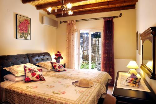 um quarto com uma cama com um chapéu em Villa Edem em Kassiopi