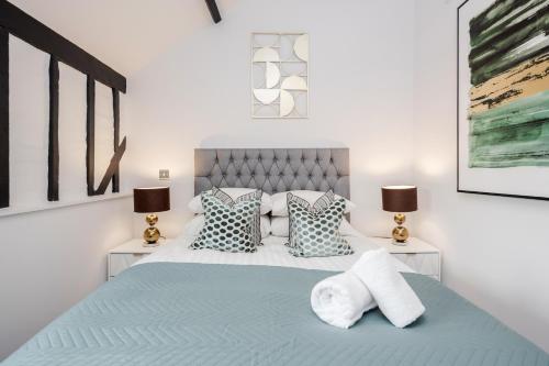 Rúm í herbergi á Stansted Airport Luxury Apartment Bishops Stortford Millars One Loft 3