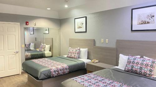 Ένα ή περισσότερα κρεβάτια σε δωμάτιο στο Island Suites Hobby Airport