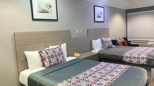 Ένα ή περισσότερα κρεβάτια σε δωμάτιο στο Island Suites Hobby Airport