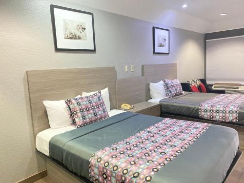 Ένα ή περισσότερα κρεβάτια σε δωμάτιο στο Island Suites Hobby Airport