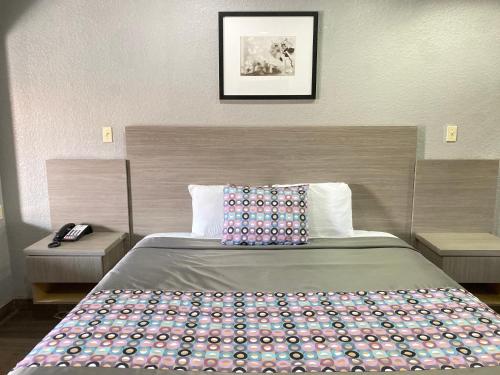 Ένα ή περισσότερα κρεβάτια σε δωμάτιο στο Island Suites Hobby Airport