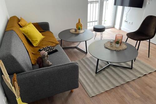 sala de estar con sofá y 2 mesas en Le Poulorio 5 - Proche Gare By Locly en Lorient