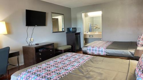 Ένα ή περισσότερα κρεβάτια σε δωμάτιο στο Island Suites Bay City