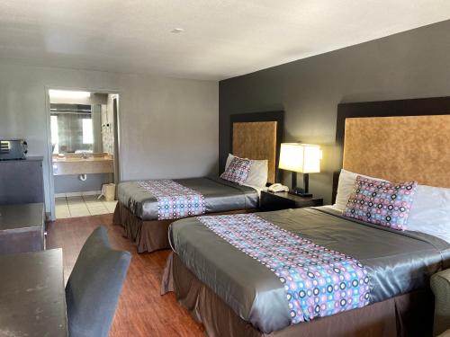 Ένα ή περισσότερα κρεβάτια σε δωμάτιο στο Island Suites Bay City