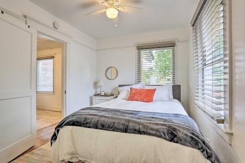 Postel nebo postele na pokoji v ubytování Pet-Friendly Baker City Escape with Private Yard!