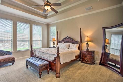 Flower Moundにある4 Mi to Grapevine Lake Texas Home with Media Roomのベッドルーム1室(ベッド1台、天井ファン、窓付)