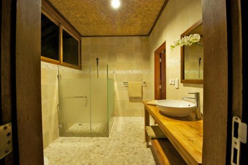 Bathroom sa Three Monkeys Villas