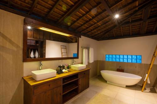 ห้องน้ำของ The Kirana Tembok