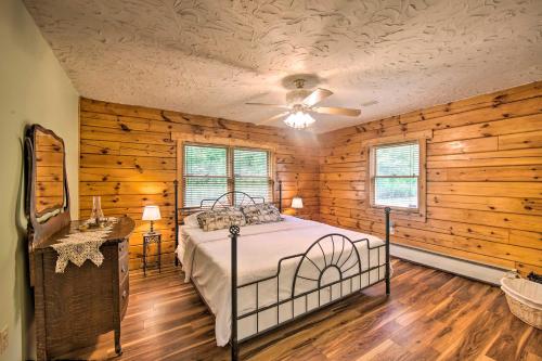 Cozy Family-Friendly Pine Grove Cabin with Fire Pit! tesisinde bir odada yatak veya yataklar